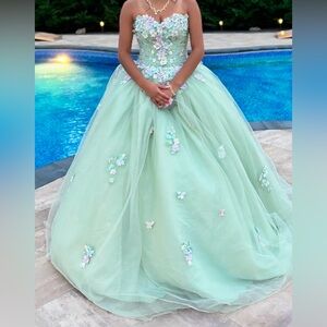 Sweet 16 Quinceañera Dress
Mint 
Size 4 - has not been altered 
Color is Sage